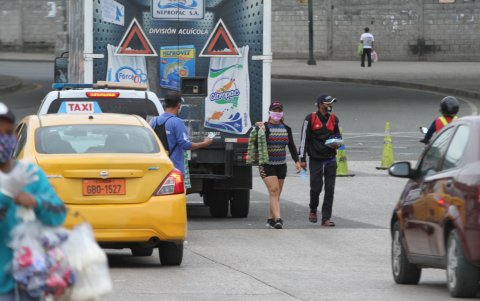 Venden mascarillas de tela, frutas y verduras.