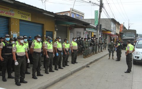 Militares y policías hacen presencia en la entrada de la 8.