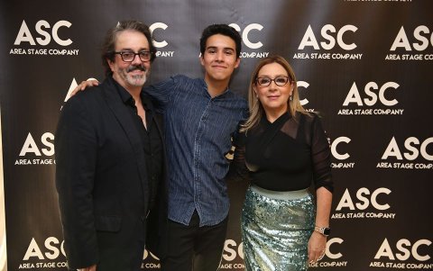 Junto a su esposo, el director y productor de teatro John Rodaz, y Preston Howell.