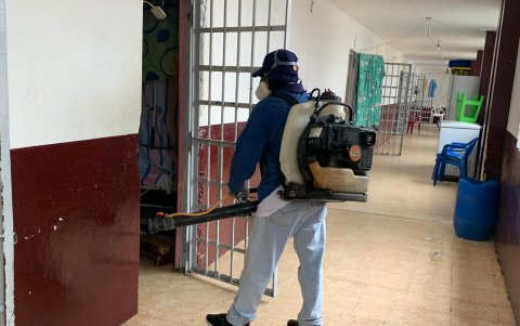 En el Centro de Rehabilitación de Ibarra se procedió a la fumigación de las celdas.