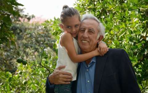 Abuelo de seis pequeños, su gozo y orgullo mayor es la familia que fundó junto a su esposa Susana Samaniego.