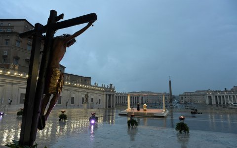 ROMA. Una Plaza San Perdo que luce basolutamente en silencio. La bendición permitió a más de 1.300 millones de católicos obtener la indulgencia plenaria, es decir, el perdón de sus pecados.