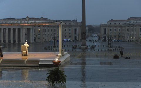 ROMA. Por primera en la historia de la Iglesia católica, el papa rezó en solitario ante la inmensa plaza vacía de San Pedro y dio la bendición y la indulgencia al mundo por la pandemia de coronavirus.