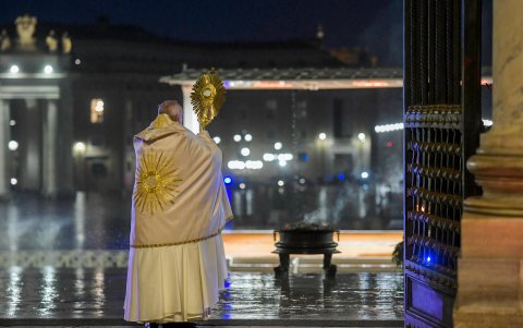 ROMA. La imagen del jefe de la Iglesia católica irrumpe solo ante la explanada durante la oración por el fin de la guerra contra un enemigo invisible que ha causado 25.000 muertes hasta ahora.