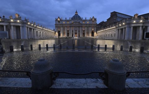 ROMA. En una tarde lluviosa y acompañada por el repicar de las campanas y la sirena de las ambulancias, el papa cumplió un gesto histórico: impartió la bendición y la indulgencia plenaria al mundo.