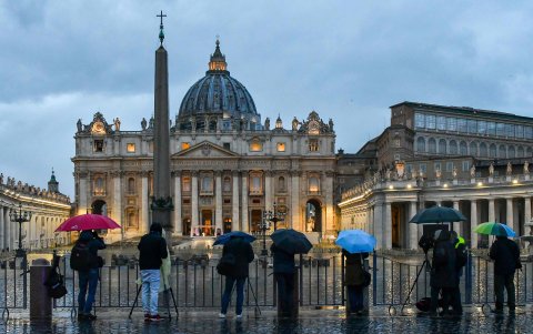 ROMA. Periodistas sigue desde un área aledaña a la Plaza San Pedro, el oficio que ofreció ayer el papa.