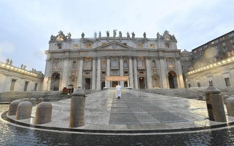 ROMA. Ante el dramático momento que vive la humanidad, el papa decidió dar una bendición extraordinaria, la Urbi et Orbi, la misma que suele impartirse sólo el 25 de diciembre y el Domingo de Pascua.