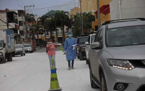 Fila para llegar a uno de los laboratorios de Interlab.