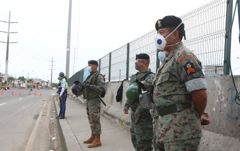 Militares en la avenida Perimetral hacen presencia para mantener el orden.