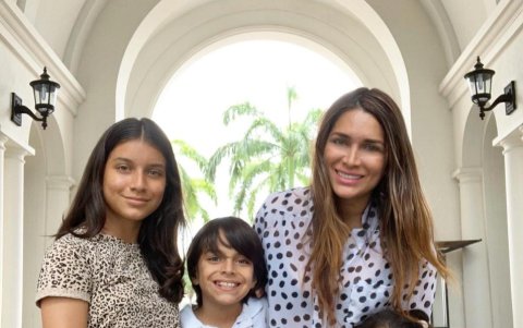 Gabriela tiene 36 años. Como lo disponen las autoridades de Salud, se quedó con su familia en casa.