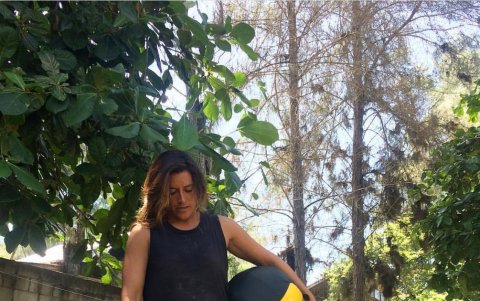 La surfista ecuatoriana mientras hace ejercicios para mantener su forma física.