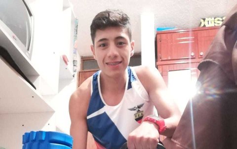 David Hurtado, marchista, intenta no perder ritmo entrenando en casa.