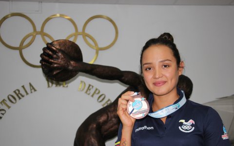 Samantha Fajardo cumple su cuarentena en Francia.