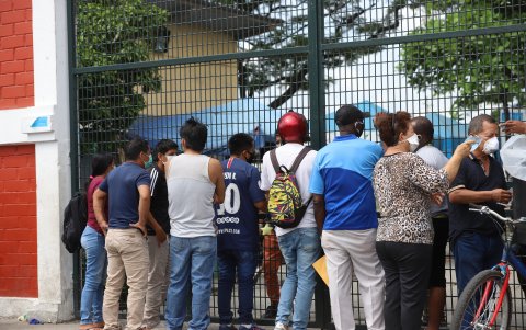 A la espera de un espacio en el cementerio del suburbio para sepultar a sus familiares.