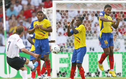 David Beckham, volante inglés, le marca el gol a Ecuador en los octavos de final de la gesta ecuménica.
