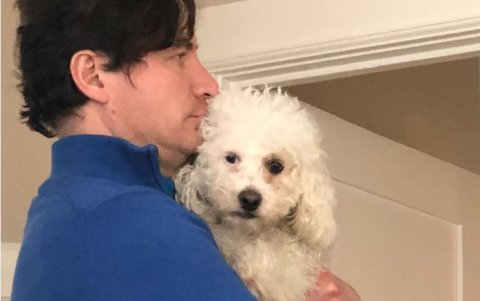 La perrita es amada en su nuevo hogar.