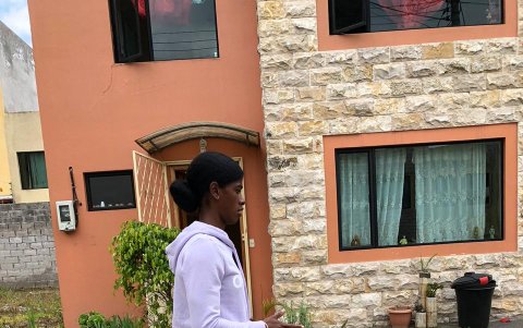 Anahí Suárez se encuentra en la casa del fisioterapista Caridad Martínez, quien  guía sus series de entrenamiento.