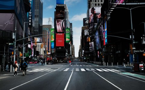 Times Squar en la ciudad de Nueva Yorkse encuentra casi vacío, ya que gran parte de la ciudad está en casa por temor a propagar el coronavirus