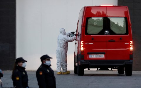 Vista de la entrada al Palacio de Hielo, en Madrid, al que las funerarias trasladaron ayer 83 fallecidos, debido al colapso que sufren los crematorios en toda la Comunidad.