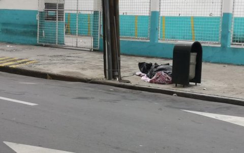 El domingo, en las calles Boyacá y Padre Solano, el cuerpo de un adulto mayor había sido embalado y colocado en la vía pública a esperas de que llegara Medicina Legal.