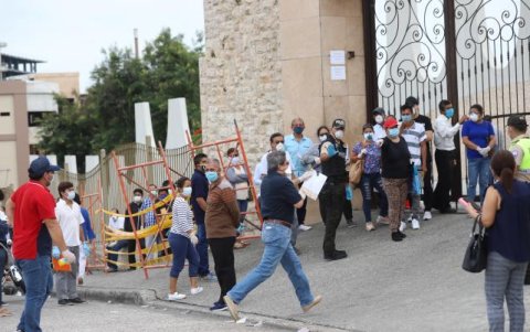 En Jardines de la Esperanza, una gran cantidad de personas hacía fila para poder sepultar a sus familiares.