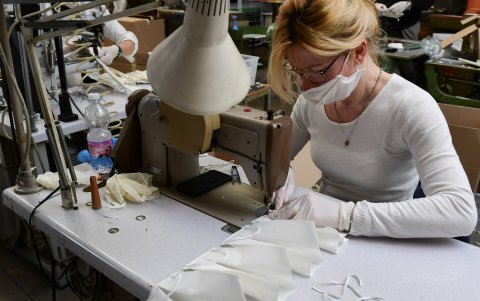 Una empleada cose máscaras quirúrgicas en un taller de cuero convertido en una fábrica de máscaras, cerca de Vigevano, Lombardía