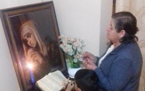 Plegaria. De rodillas, en las salas de sus casas, los morlacos oran por la salud.