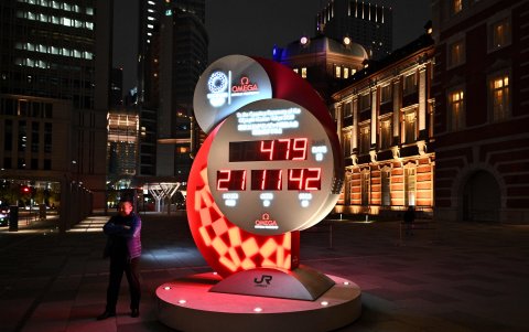 Actualización. Un reloj de cuenta regresiva muestra el tiempo restante ajustado para los Juegos Olímpicos de Tokio 2021 afuera de la estación de trenes de la ciudad. Los Juegos ya están a 478 días.