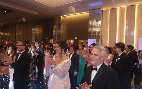 La hija de Carla, Carla Bruno y José Ernesto en la ceremonia de graduación del colegio Logos.