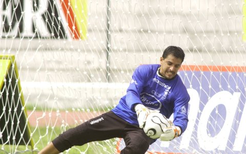 Edwin Villafuerte destacó en el arco de Barcelona y de la selección ecuatoriana.