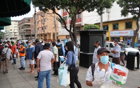 Movimiento de personas y vehículos en las afueras de las distribuidoras farmacéuticas.