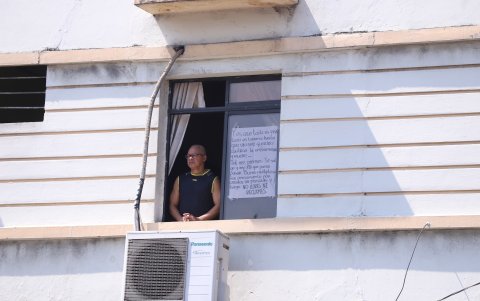 Mensajes. Los vecinos coinciden que a las distribuidoras llegan decenas de personas sin tomar las debidas medidas de seguridad para frenar el COVID-19.