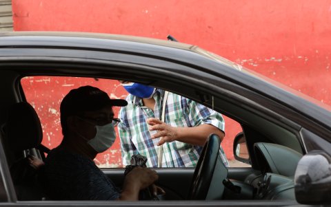 Taxismo. Los taxistas informales hacen  ‘desinfección’ a pasajeros con alcohol.