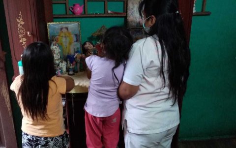 Altar. En su casa, Jaqueline tiene un pequeño altar, donde reza con sus hijas.