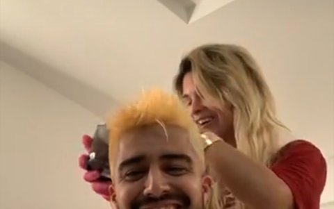 La novia del jugador ecuatoriano casi terminando el trabajo en el pelo del mediocampista.