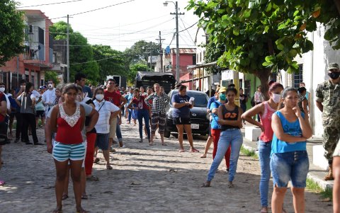 ASUNCION. Un grupo de ciudadanos hace fila para recibir alimentos, que entrega el Gobierno, en estos días de emergencia sanitaria.

 PARAGUAY-HEALTH-VIRUS