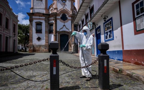 OURO PRETO (Brasil). Un empleado de la sanidad de esta ciudad desinfecta una calle aldeaña a la basílica de 'Nuestra Señora del Pilar'.