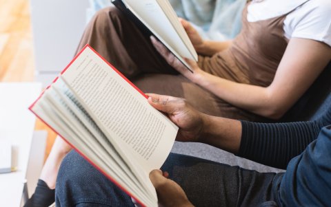 Leer antes de dormir te ayudará a dormir mejor. Escoge algo que te motive.