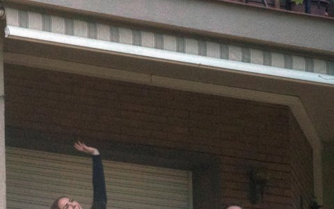 BARCELONA. Dos mujeres bailan en su balcón durante el concierto queuno de sus vecinos ofrece cada tarde en el balcón de su casa.