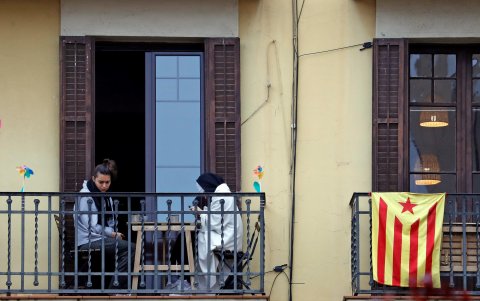 BARCELONA. Dos personas desayunan en un balcón, este lunes, decimosexto día de aislamiento tras el estado de alarma decretado por el gobierno.