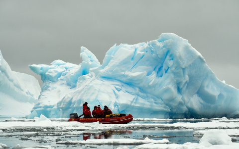 Esta segunda foto  publicad por la División Antártica Australiana (AAD) muestra a expedicionarios que cruzan témpanos en un bote inflable cerca de la estación Mawson de ADD en la Antártida