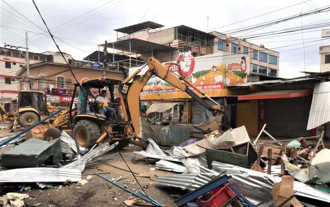 Al menos 2 mil comerciantes se apostaron en 20 cuadras de Machala.