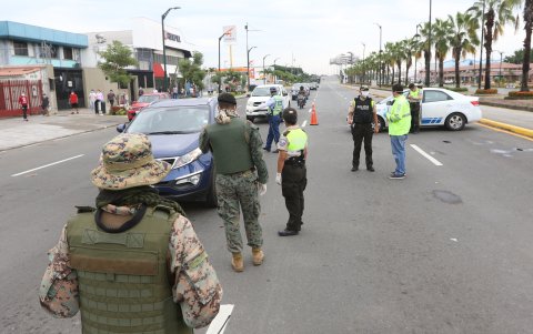 La ATM, Fuerzas Armadas y Policía en un operativo de control de placas en la avenida de Las Américas.