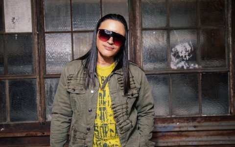 El tema fue escrito para su hija e inspirado en su esposa.