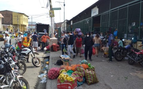 Vendedores informales se instalaron en las aceras. Frutas, huevos y verduras, fueron los productos de mayor demanda por los compradores.