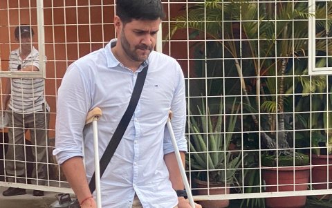 El presentador se lastimó su pantorrilla. Ya puede caminar.