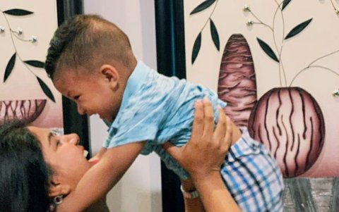 Samuel ama ir al parque, pero debido a la cuarentena su mamá lo entretiene con legos.