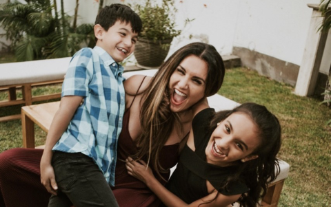 Catrina ve películas con ellos, además estudian y cocinan cupcakes.