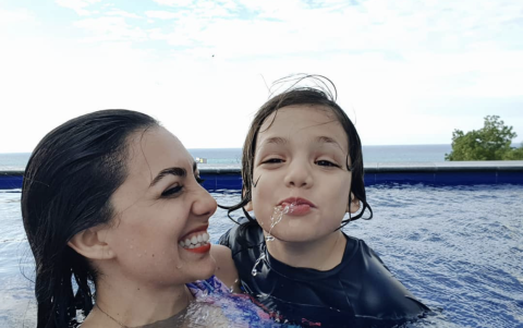 La cantante trata en lo posible de que a Max no le lleguen noticias fuertes. El niño juega, lee, habla por videollamadas con sus amigos y practica con la guitarra.