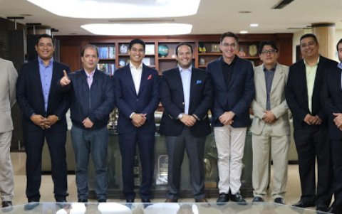 El directorio de la FEF tiene como portavoz de la idea de suspender el salario de la terna española a Carlos Galarza (de café, tercero de derecha a izquierda).